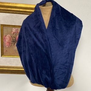 Cuddl Duds navy blue fuzzy infinity scarf medium size